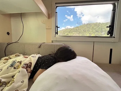 バンクベッドですやすや眠る子ども